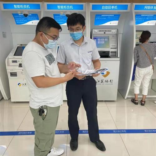 创新普法形式，服务群众需求——通过张贴海报、发放手册和现场答疑开展法律咨询活动